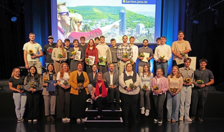Neue Auszubildende und Studierende bei der Stadt Jena werden im Volksbad Jena begrüßt