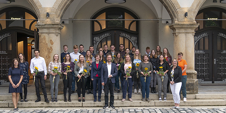 alle Auszubildene ab 2021 der Stadt Jena stehen als größere Gruppe vor dem Volkshaus Jena  ©Stadt Jena