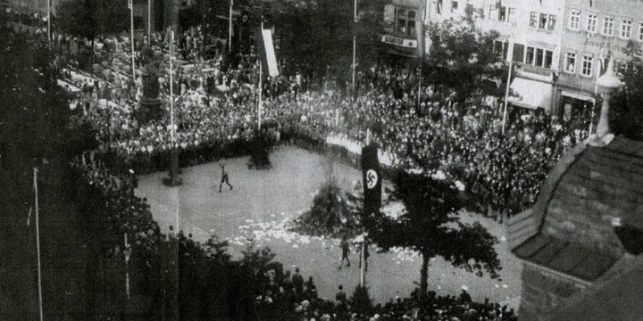 Historisches Foto der Bücherverbrennung in Jena