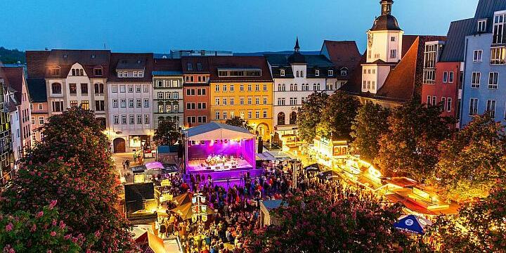 Die Bühne auf dem Jenaer Marketplatz im Dunklen, davor stehen viele Menschen  ©JenaKultur, C. Worsch