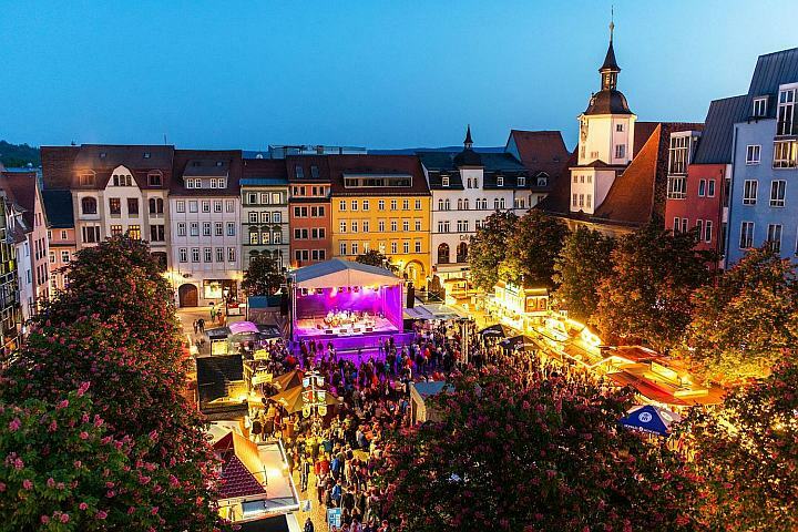 Die Bühne auf dem Jenaer Marketplatz im Dunklen, davor stehen viele Menschen
