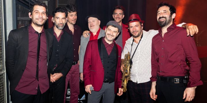 Die 8 Musiker der Band Babylon Circus in Bühnen-Outfits