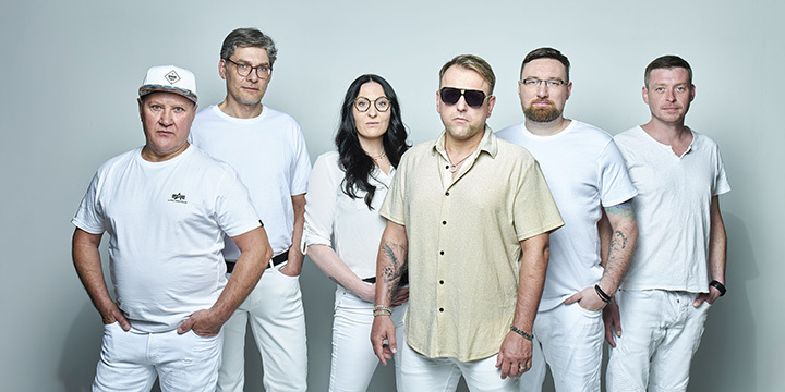 Die Band Biba & die Butzemänner bestehend aus fünf Männern und einer Frau, die alle weiß gekleidet sind.  ©Werner