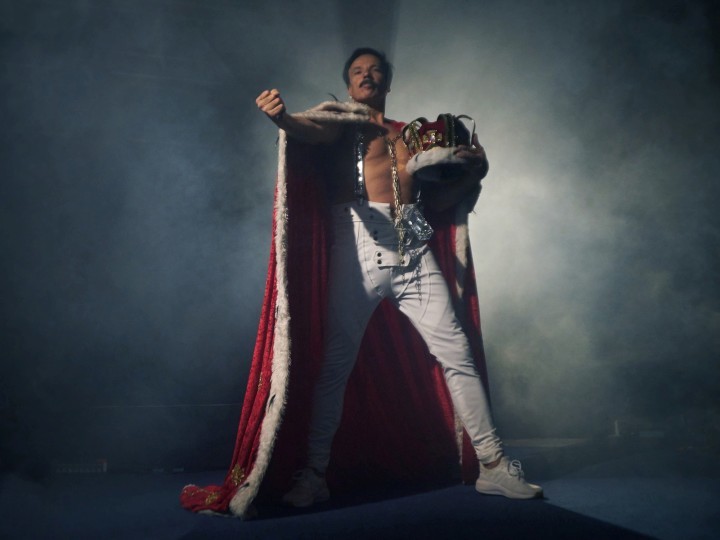 Sänger Johnny Zatylny im berühmten Outfit von Freddy Mercury mit rotem Umhang und Krone
