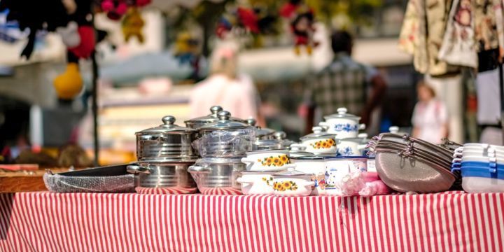Stand mit Töpfen und Haushaltswaren