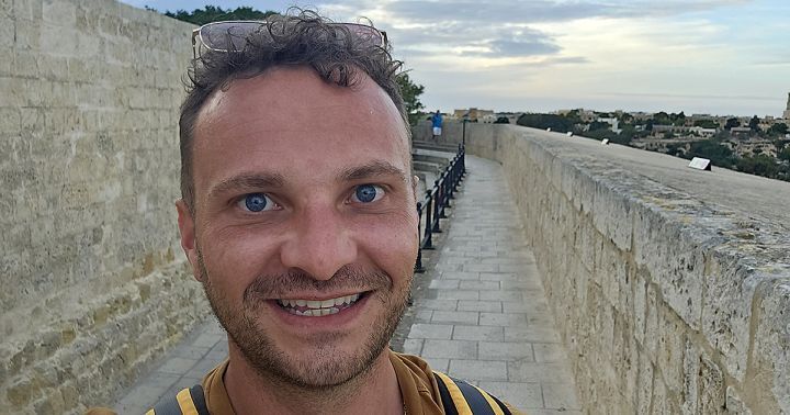 Christoph Litwinov Portrait in Malta vor dem Meer