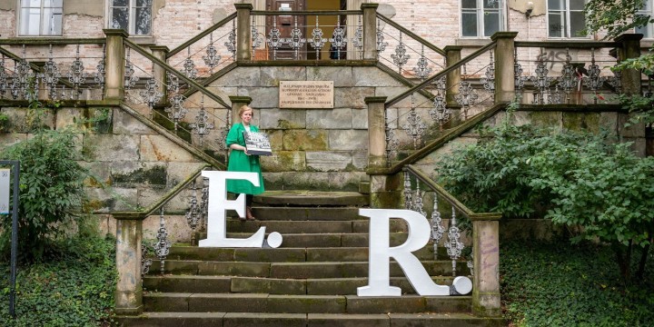 Die Buchstaben E und R auf der Treppe der alten Pathologie Jena bei der theaterinszenierten Führung auf den Spuren von Eduard Rosenthal  ©JenaKultur, Thomas Müller