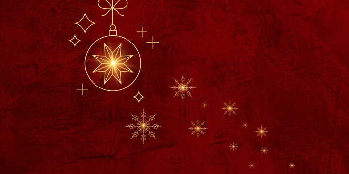 Auf dem Bild ist eine weihnachtliche Kulisse mit einer goldenen Christbaumkugel und goldenen Schneeflocken vor rotem Grund zu sehen. 