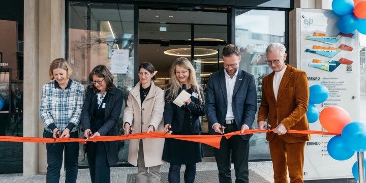 Durchtrennten des roten Bands bei der Einweihung des EAB-Neubaus am 22.03.2024  ©Stadt Jena, C. Worsch