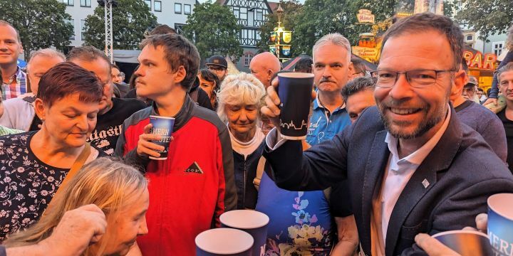 Oberbürgermeister Thomas Nitzsche und Bürger:innen bei der Eröffnung des Jenaer Altstadtfestes 2023 zum Fassbieranstich mit Mehrwegbechern  ©Stadt Jena