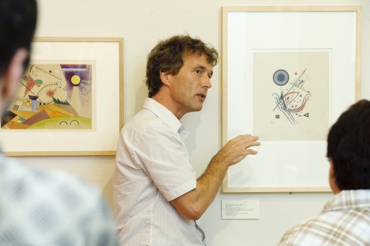 Kurator Erik Stephan bei einer Führung in der Kunstsammlung