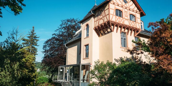 Das Gebäude - die Villa Rosenthal mit Bäumen im Vordergrund.  &copy;JenaKultur, C. Worsch