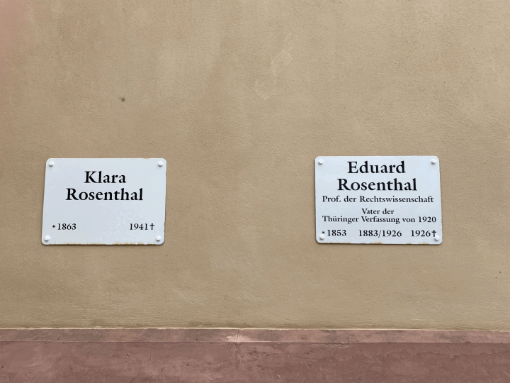 Zwei Gedenktafeln, links Klara Rosenthal mit Geburts- udn Sterbedatum und rechts Eduard Rosenthalt mit akdaemischen Titel sowie Geburts- und Sterbedatum