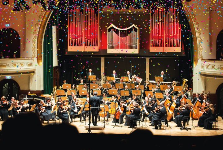 Orchester der Jenaer Philharmonie mit Konfettiregen