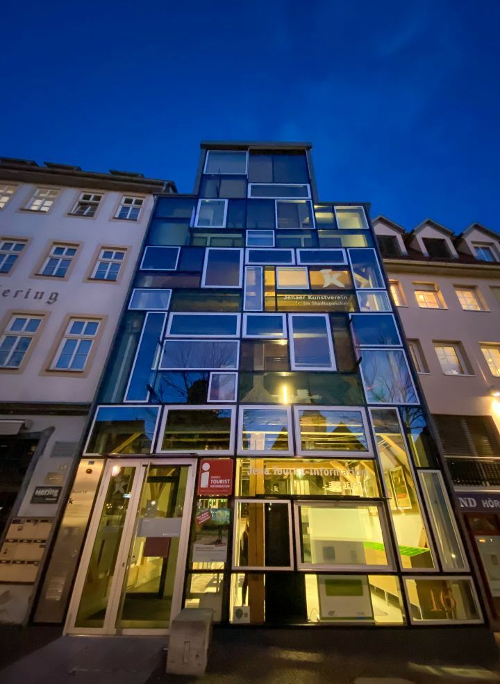 Fassade der Jena Tourist-Information und Jena Convention Bureau auf dem Marktplatz Jena am Abend