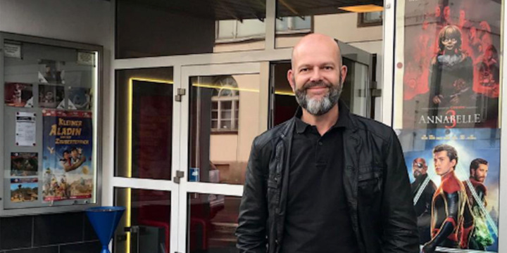 Filmregisseur Gerald Backes vor dem Kino Sonneberg