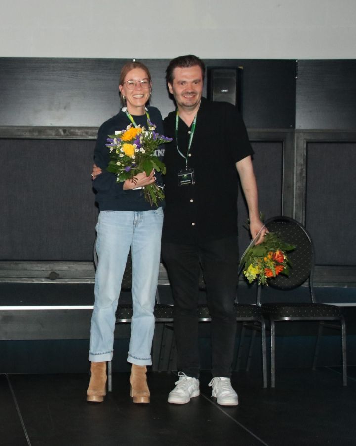 Alexandra Wolf und Sergey Prokofyev mit einem Blumenstrauß
