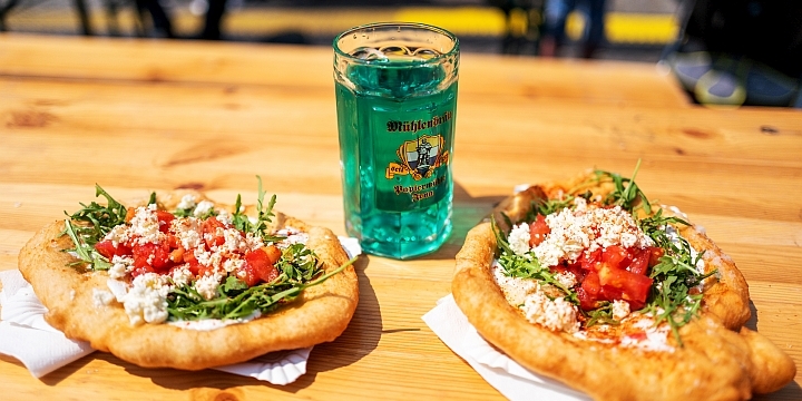 Langosch mit Tomaten, Käse und Rucola und grüne Fassbrause zum Jenaer Frühlingsmarkt  ©JenaKultur, C. Worsch