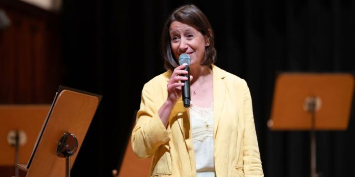Freidrun Vollmer mit einem Mikrofon auf einer Bühne