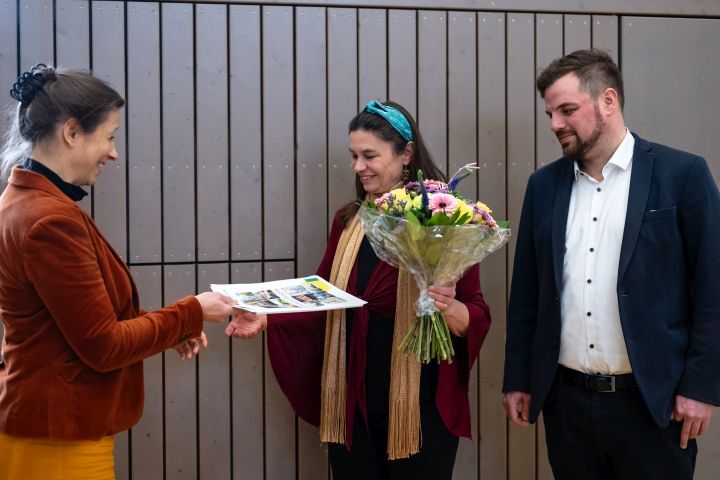 Friedrun Vollmer und Johannes Schleußner überreichen Rena Fritsch die Goldene Kulturkarte