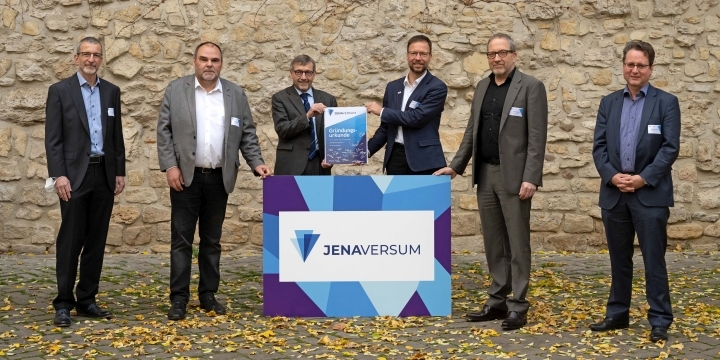 Vorstand von JenaVersum mit Gründungsurkunde  ©Jens Meyer / FSU Jena