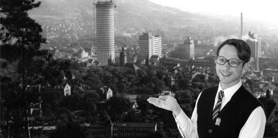 Stadtbilderklärer Walter Schmidt vor einem Ausblick auf Jena