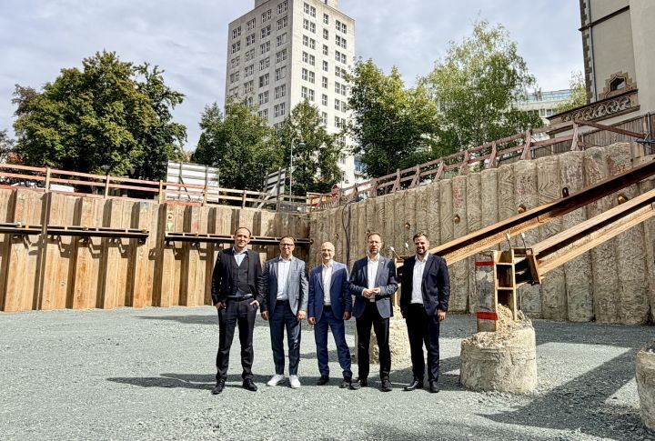 Gruppenfoto aller in der Mitteilung vorkommenden Herren, in der Baustelle des D.O.M. stehend