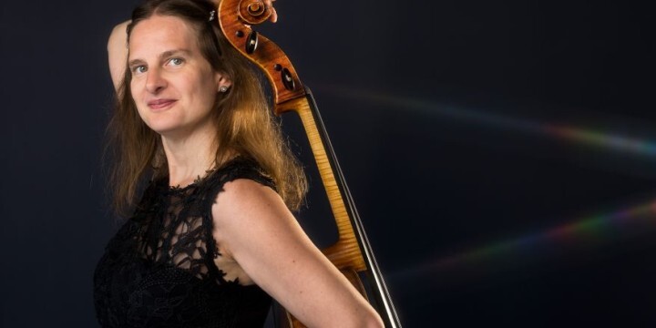 Henriette Lätsch mit ihrem Cello auf dem Rücken
