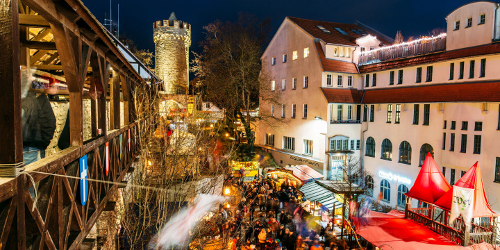 Blick auf den festlich beleuchteten Historischen Weihnachtsmarkt an der Jenaer Stadtmauer.