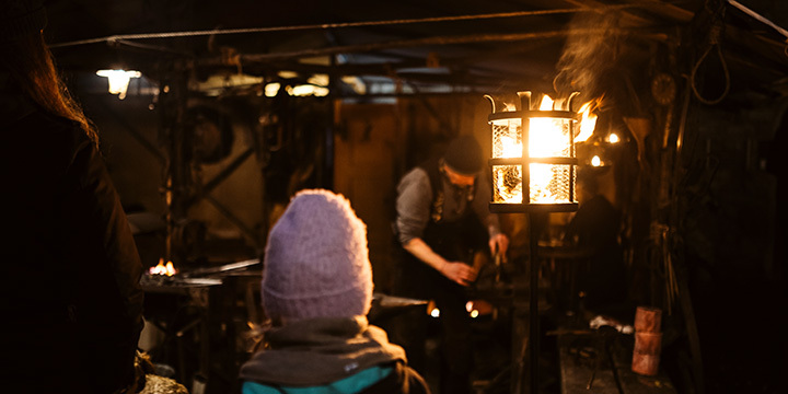 Ein Kind und eine Frau schauen einem Schmied bei der Arbeit zu.  ©JenaKultur, C. Worsch