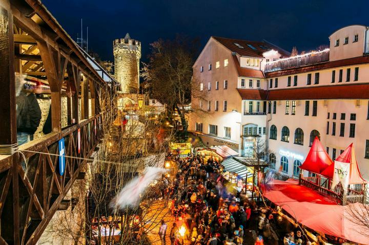 Blick auf den historischen Weihnachtsmarkt Jena am Abend