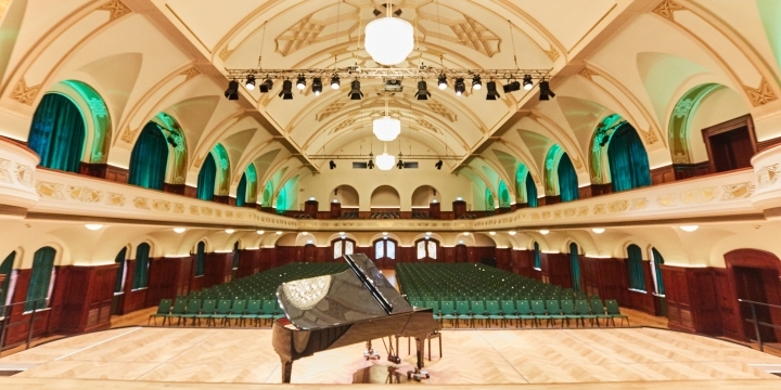 Großer Saal im Volkshaus Jena mit Flügel auf der Bühne  ©JenaKultur, K. Krampitz