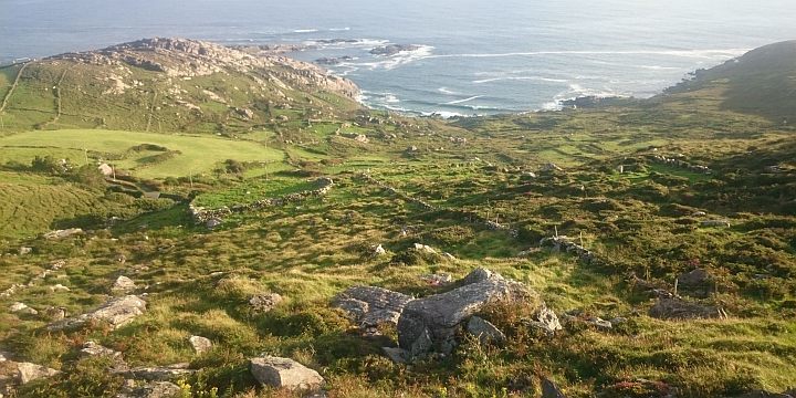 Irische Landschaft, viel grün und das Meer im Hintergrund
