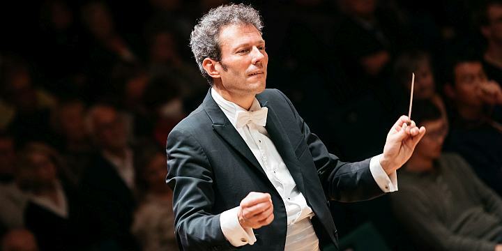 Simon Gaudenz (GMD der Jenaer Philharmonie) beim Dirigieren der JP im Volkshaus Jena  ©JenaKultur, C. Worsch