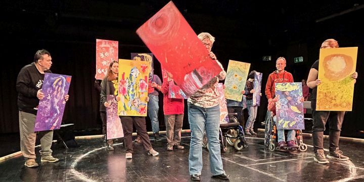 inklusive Künstler:innen auf der Bühne vom Theatherhaus Jena