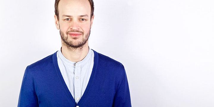 Jonas Zipf Portrait vor weißer Wand