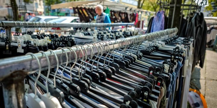 Kleidung an einem Stand um Stadtzentrum  ©JenaKultur, C. Häcker