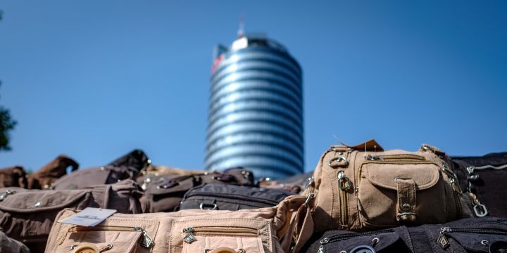 Taschen vor dem Jentower  ©JenaKultur, C. Häcker