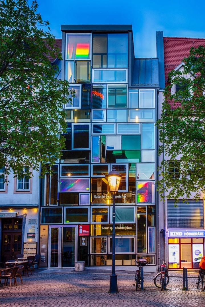 Jena Tourist-Info Glasfassade vor Abendhimmel