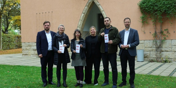 Beteiligte an der Veranstaltungsreihe "Jena erinnert" vor dem Rathaus Jena