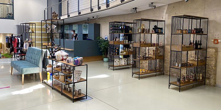 Neue Innenansicht der Jena Tourist-Information als Pop-up-Store, Modern und luftig