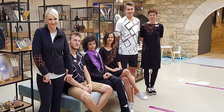 Jena Tourist-Information, ein Teil des Team im neuen schwarz-weißen Outfit