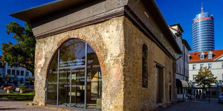 mittelalterlicher Bau des Karmelistenkloster mit großem Bogenfenster in Jena mit Jenatower im Hintergrund  &copy;JenaKultur, C. Häcker