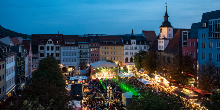 Blick auf den Marktplatz zum Jenaer Altstadtfest mit Bühnenprogramm, Ständen und Publikum