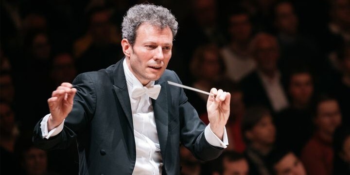 Simon Gaudenz dirigiert 