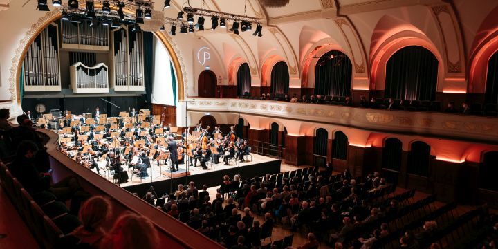 Blick von der Empore auf die Bühne im Volkshaus Jena  ©JenaKultur, C. Worsch