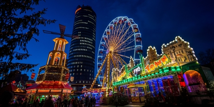 Jenaer Weihnachtsmarkt - Fahrgeschäfte auf dem Rummel