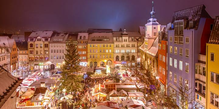 Blick auf den winterlichen Jenaer Weihnachtsmarkt