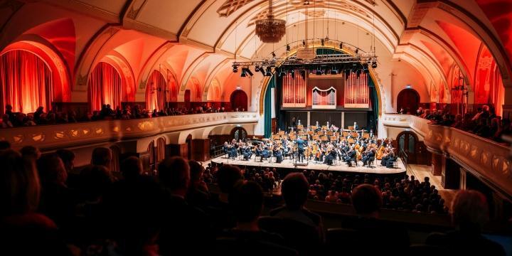 Die Jenaer Philharmonie spielt auf der Bühne des Volkshaus Jena