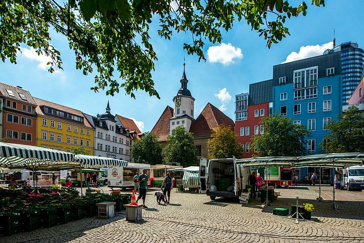 Stände des Jenaer Wochenmarktes auf dem Marktplatz in Jena, das Wetter ist gut